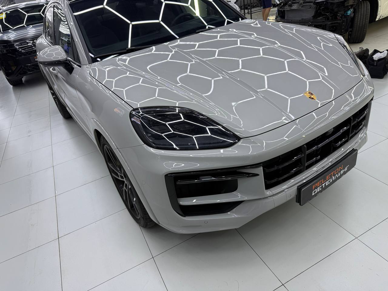 Оклейка Porsche Cayenne GTS в полиуретановую пленку 230 мкм: максимальная защита для максимального автомобиля